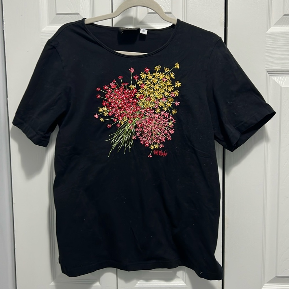 Bob Mackie t shirt w/red yellow embroidered bunch flowers $14 L